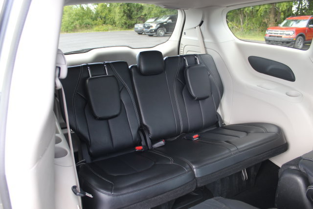 Used 2024 Chrysler Pacifica Limited FWD image 16