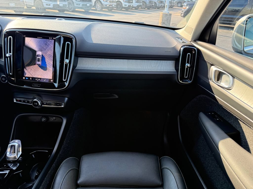 Used 2025 Volvo XC40 B5 Plus AWD/4WD image 19