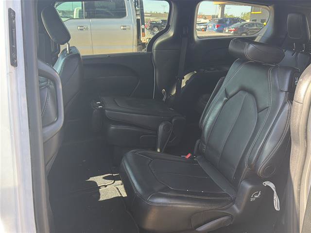 Used 2025 Chrysler Pacifica Select FWD image 4
