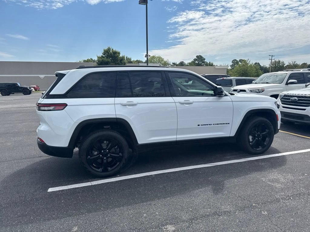 Used 2023 Jeep Grand Cherokee Limited w/ Luxury Tech Group II AWD/4WD image 7