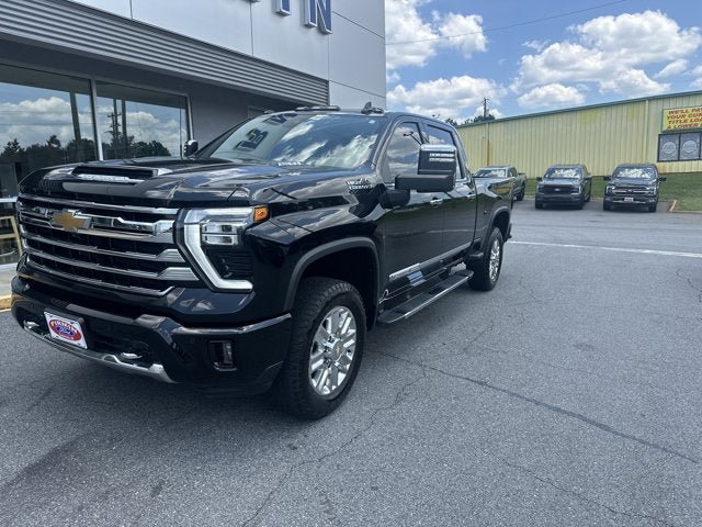 Used 2024 Chevrolet Silverado 2500 High Country w/ Technology Package AWD/4WD image 2