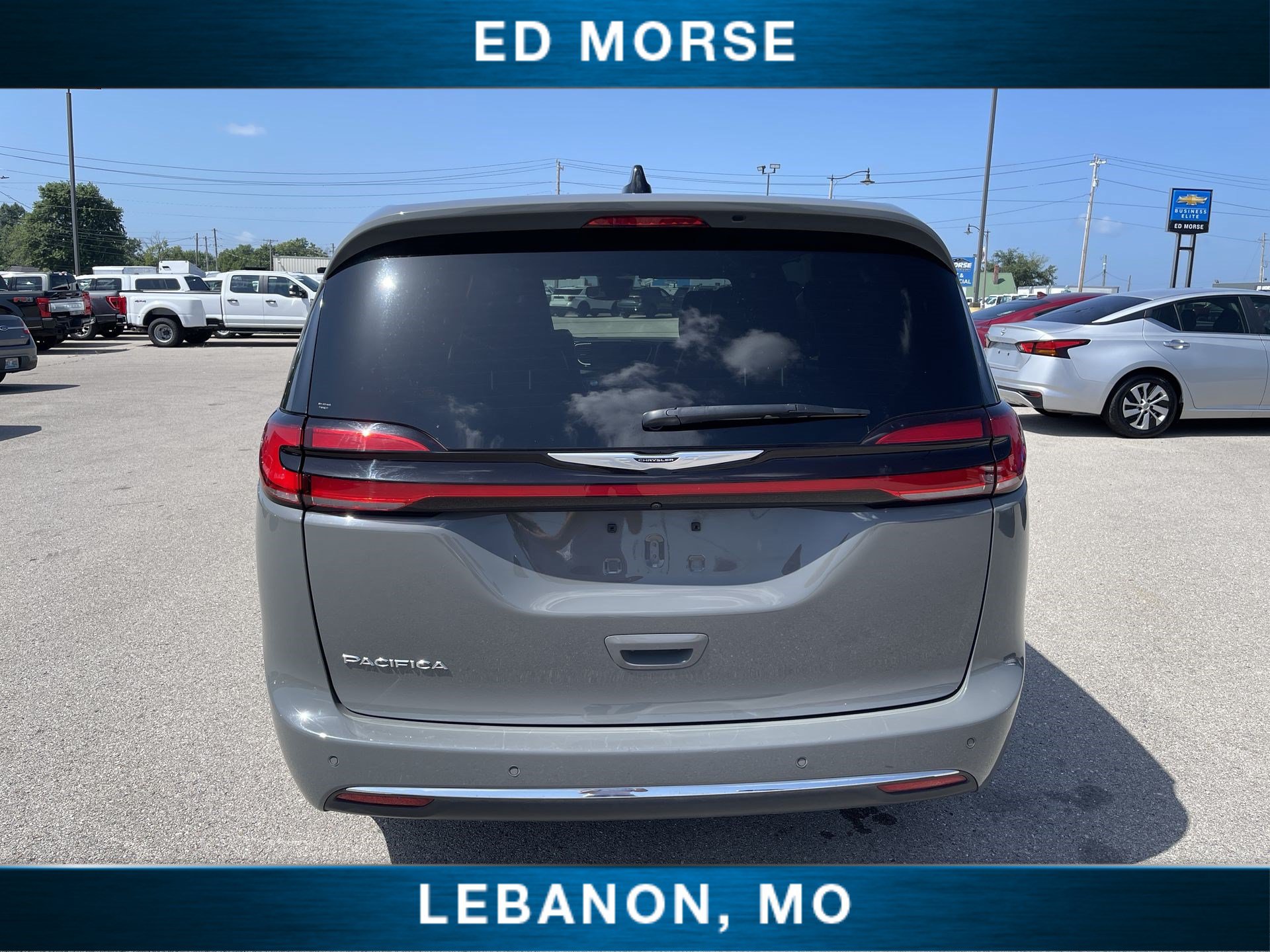 Used 2025 Chrysler Pacifica Select FWD image 7