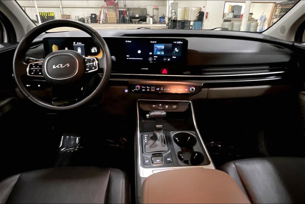 Used 2025 Kia Carnival FWD image 14