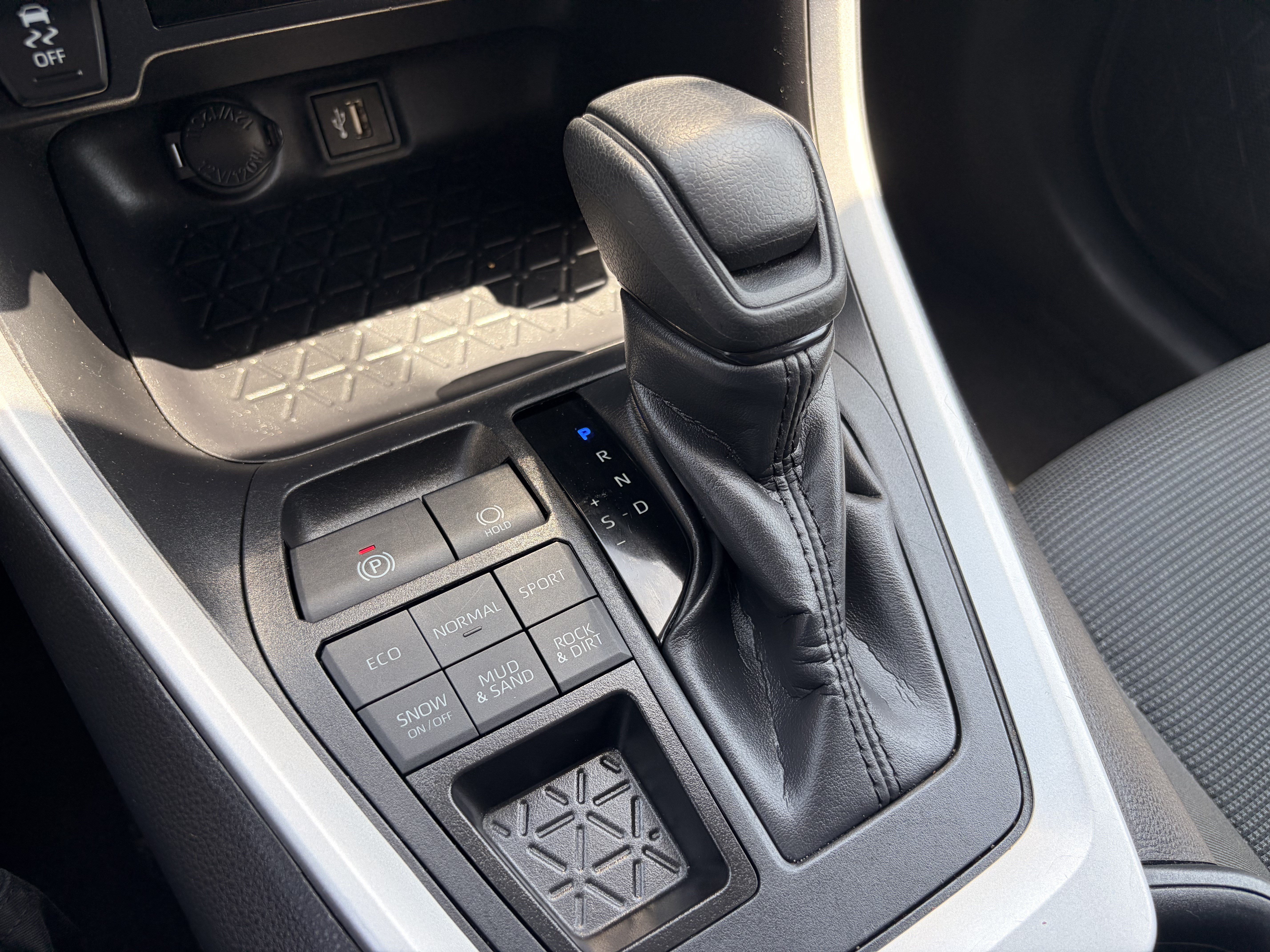 Used 2025 Toyota RAV4 LE AWD/4WD image 18