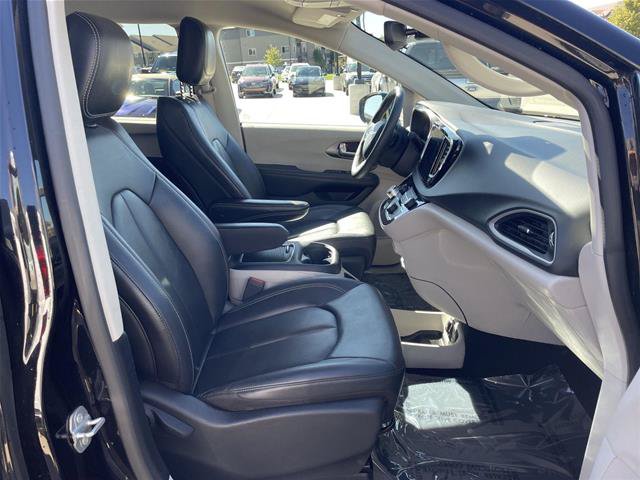 Used 2024 Chrysler Pacifica Touring-L FWD image 19