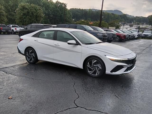 Used 2025 Hyundai Elantra SEL FWD image 2