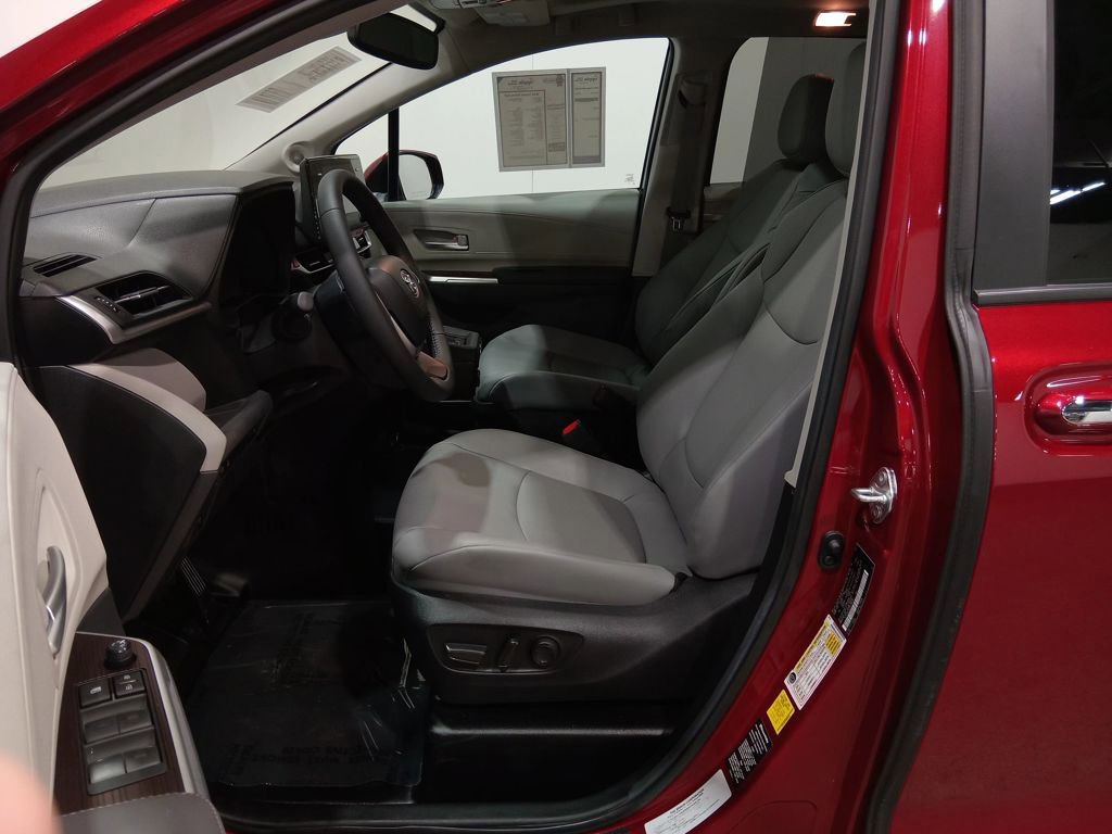 Used 2024 Toyota Sienna XLE w/ XLE Plus Package image 16