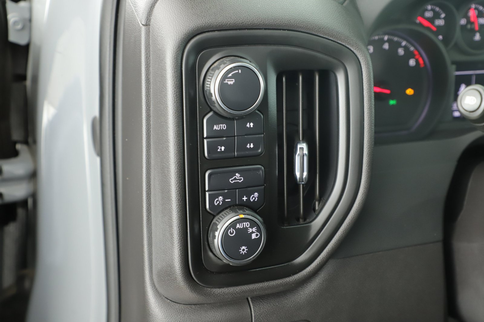 Used 2024 Chevrolet Silverado 1500 Custom Trail Boss w/ LPO, Dark Essentials Package AWD/4WD image 10