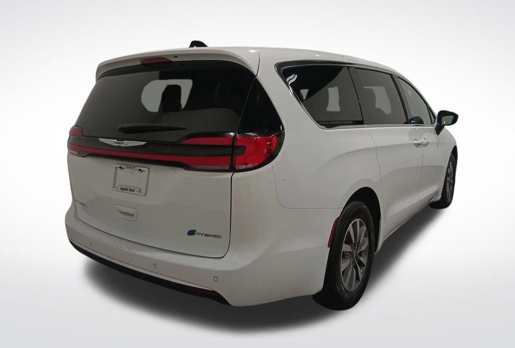 Used 2024 Chrysler Pacifica Select image 4