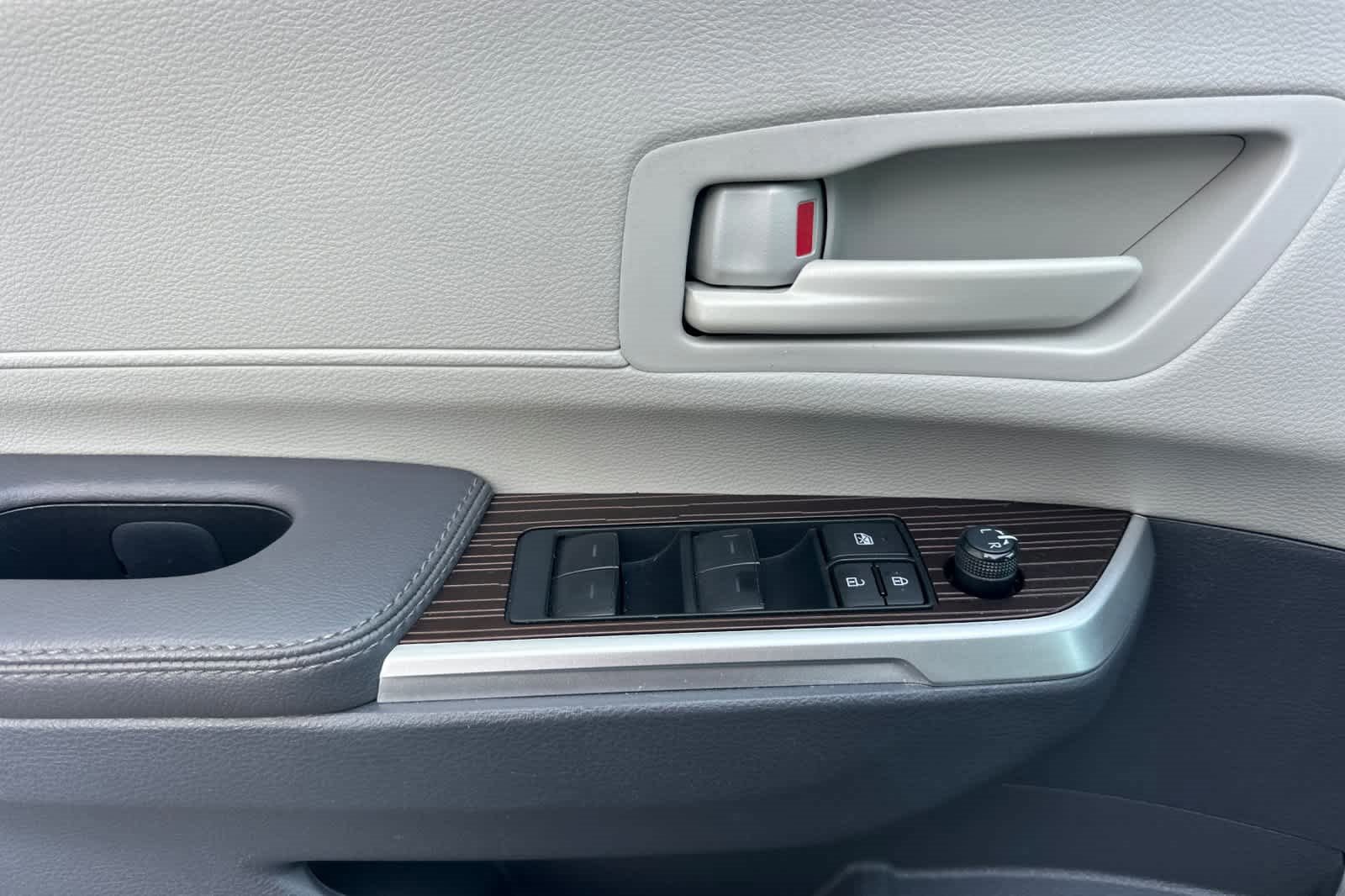 Used 2024 Toyota Sienna LE w/ LE Plus Package image 13