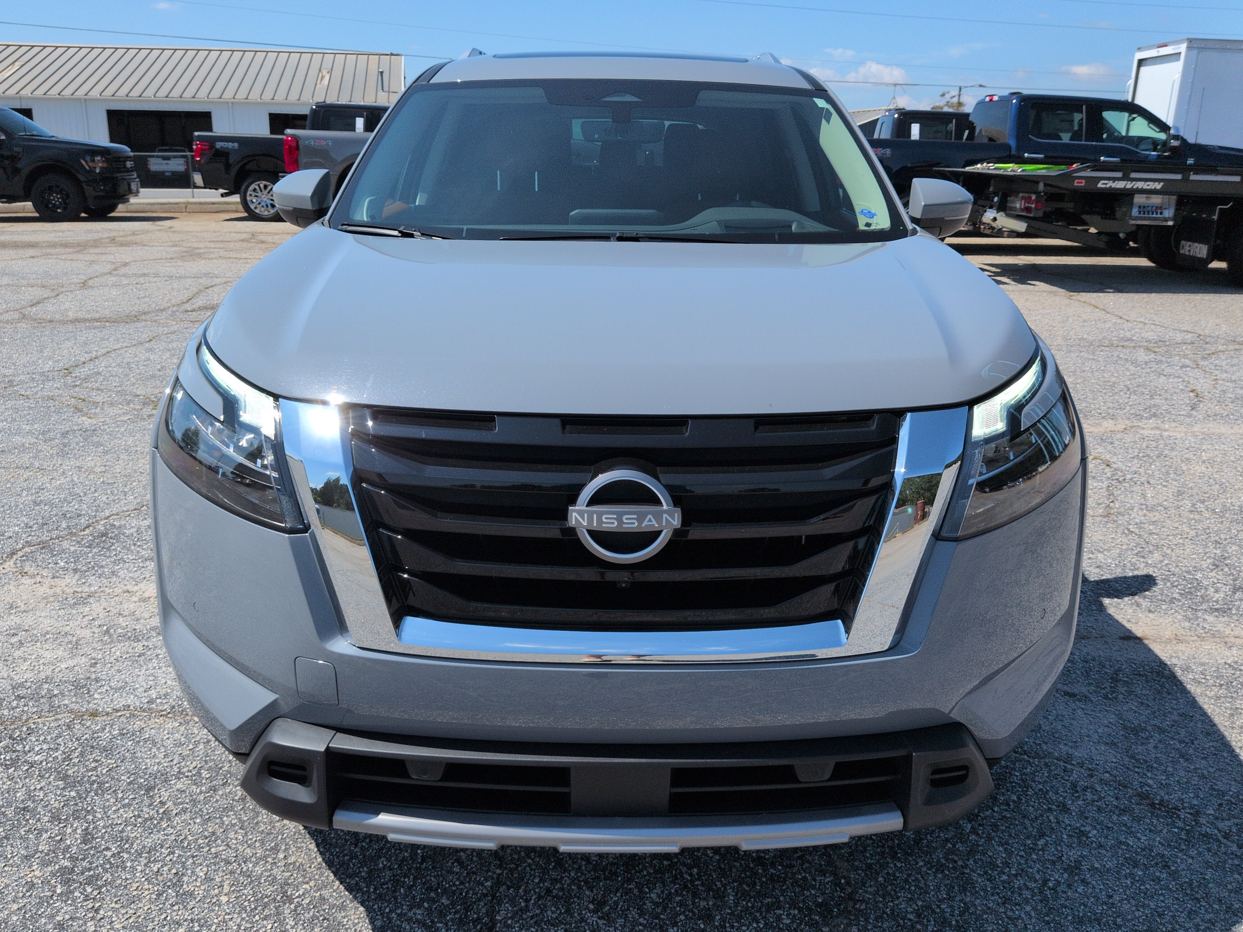 Used 2025 Nissan Pathfinder Platinum FWD image 7