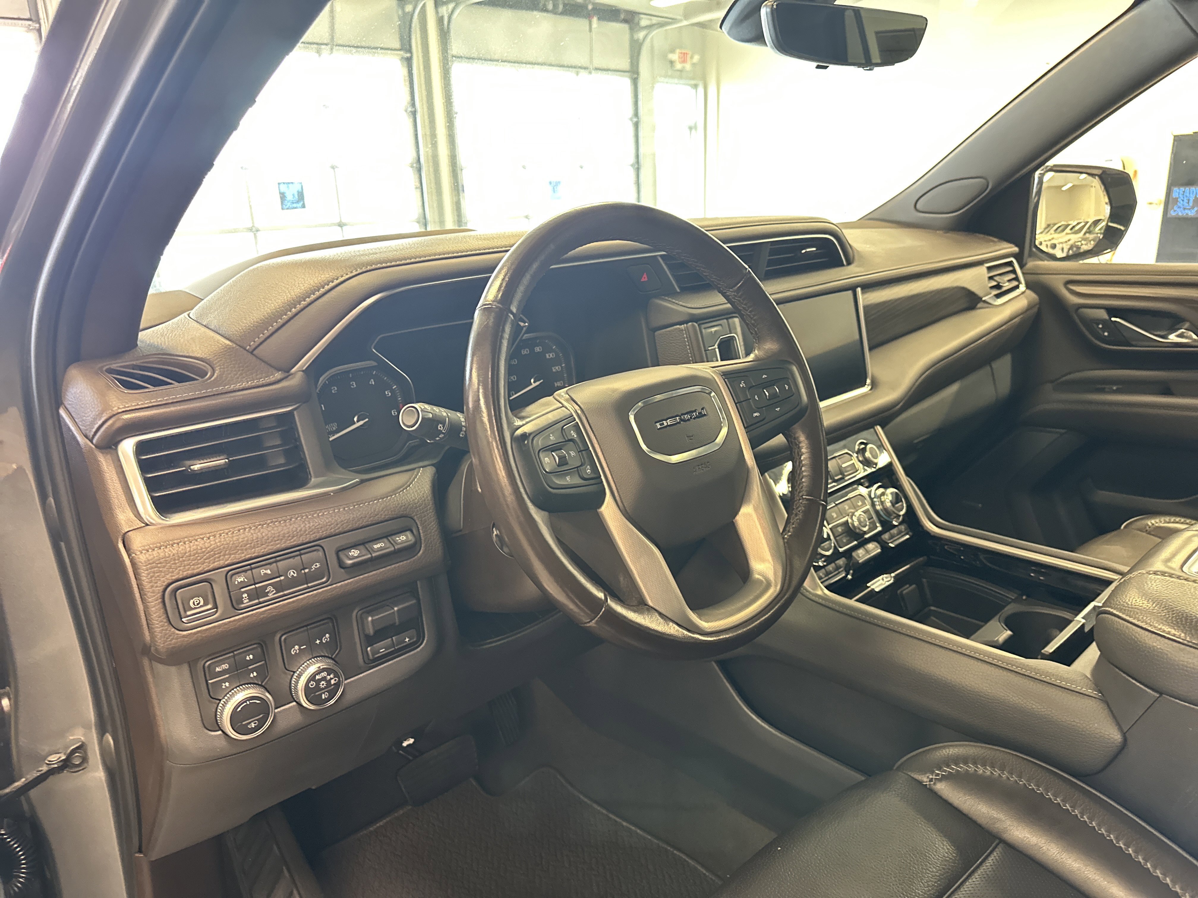 Used 2021 GMC Yukon Denali w/ Denali Premium Package image 28