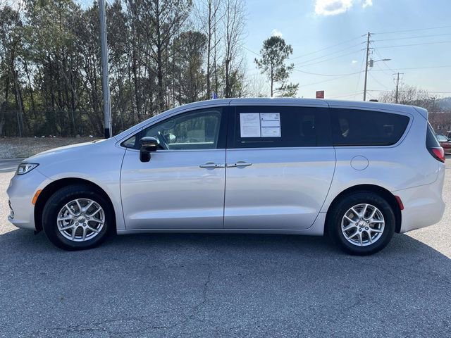 Used 2024 Chrysler Pacifica Touring-L image 2