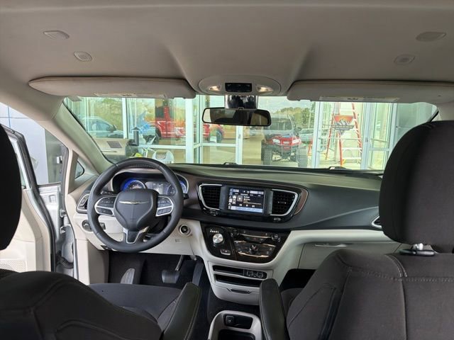 Used 2022 Chrysler Voyager LX image 18