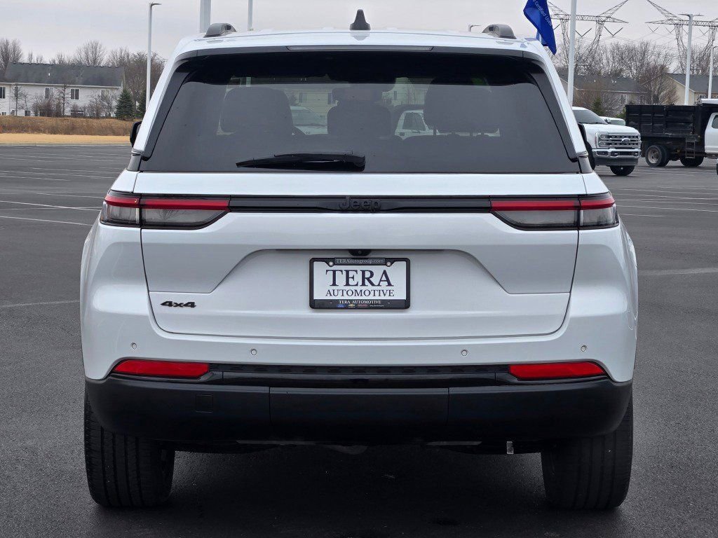 Used 2023 Jeep Grand Cherokee Altitude image 14