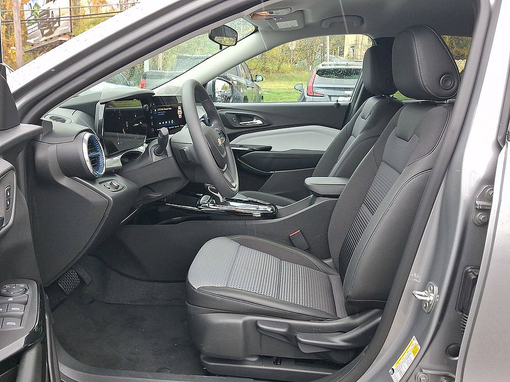 Used 2025 Chevrolet Trax LT FWD image 11