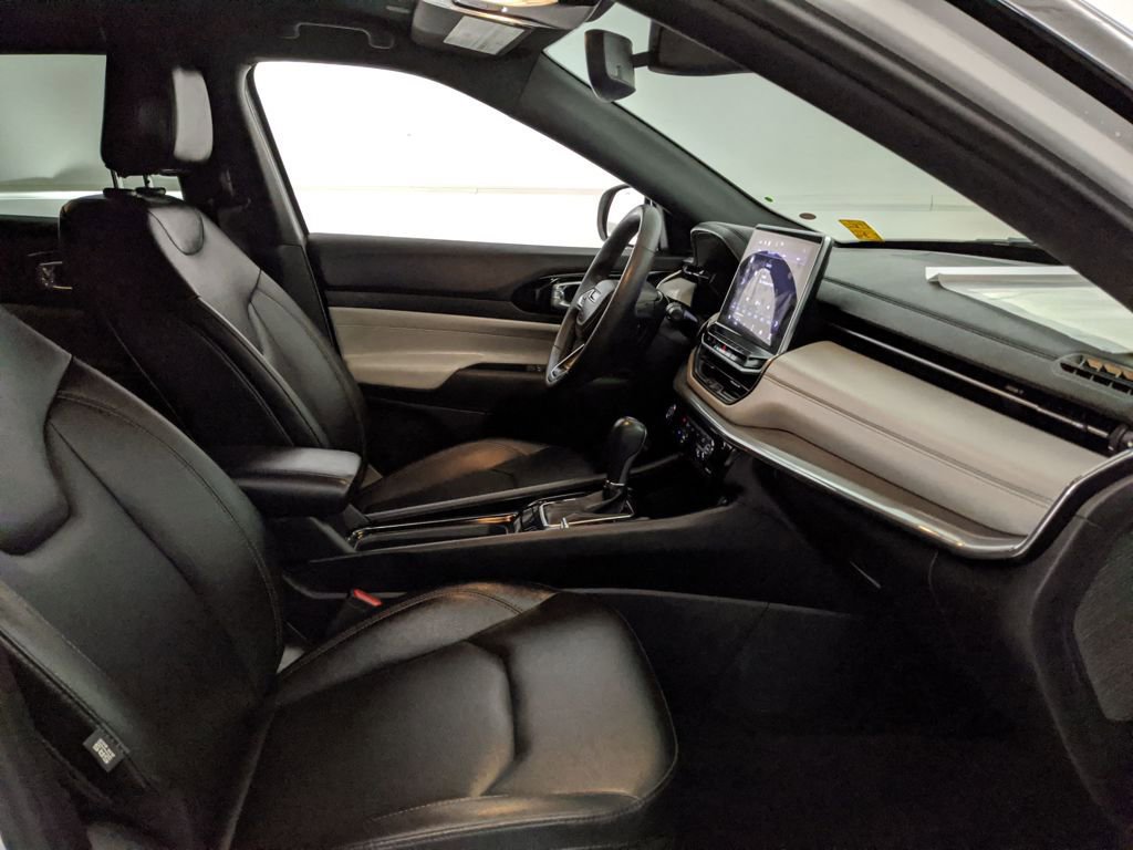 Used 2024 Jeep Compass Limited image 25