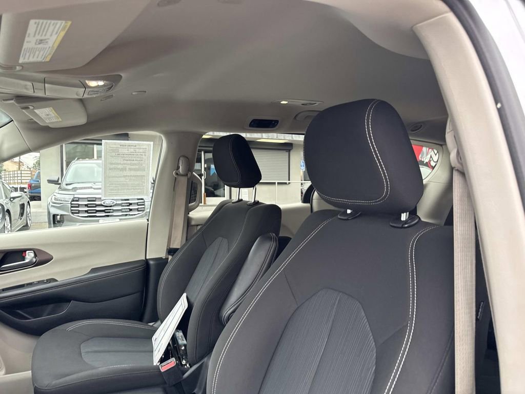 Used 2023 Chrysler Voyager LX image 19