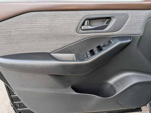 Used 2023 Nissan Rogue S AWD/4WD image 15