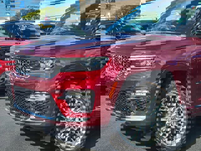 Used 2025 Jeep Grand Cherokee Summit w/ Luxury Tech Group V image 2