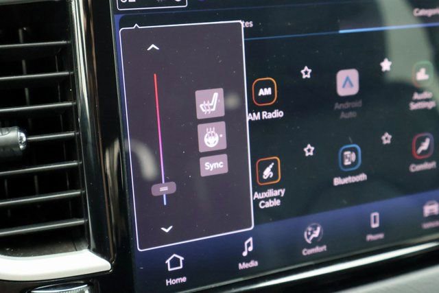 Used 2024 Chrysler Pacifica Touring-L image 5