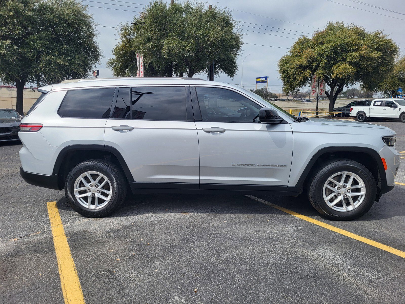 Used 2022 Jeep Grand Cherokee L Laredo w/ Luxury Tech Group I image 2