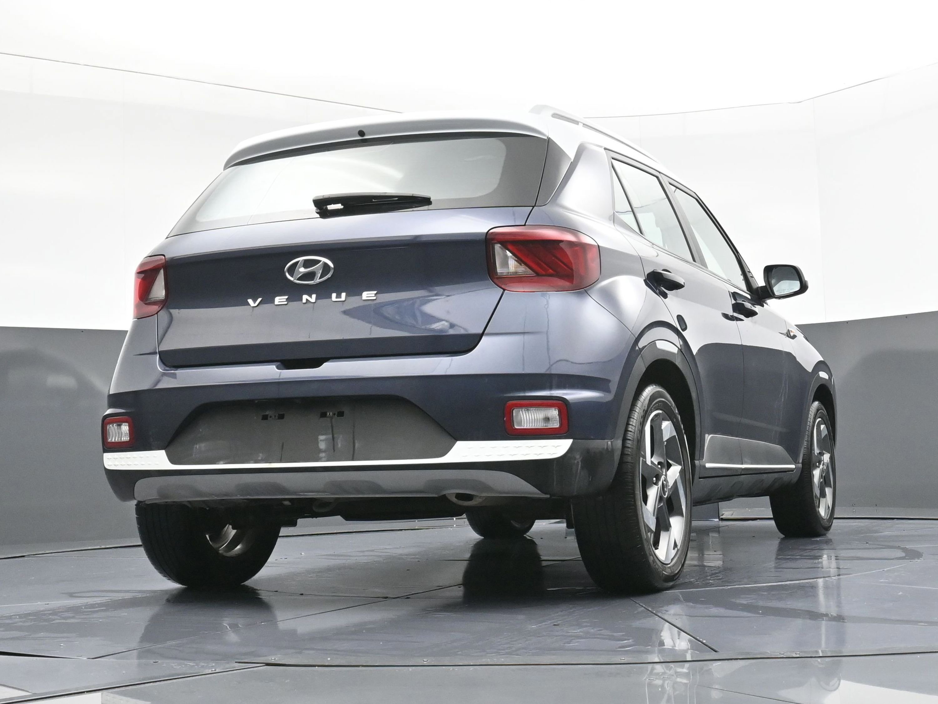 Used 2023 Hyundai Venue Limited w/ Cargo Package image 17