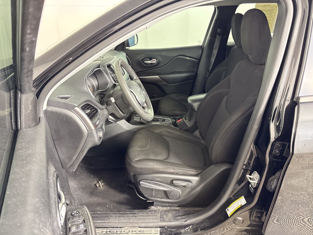 Used 2021 Jeep Cherokee Latitude FWD image 30