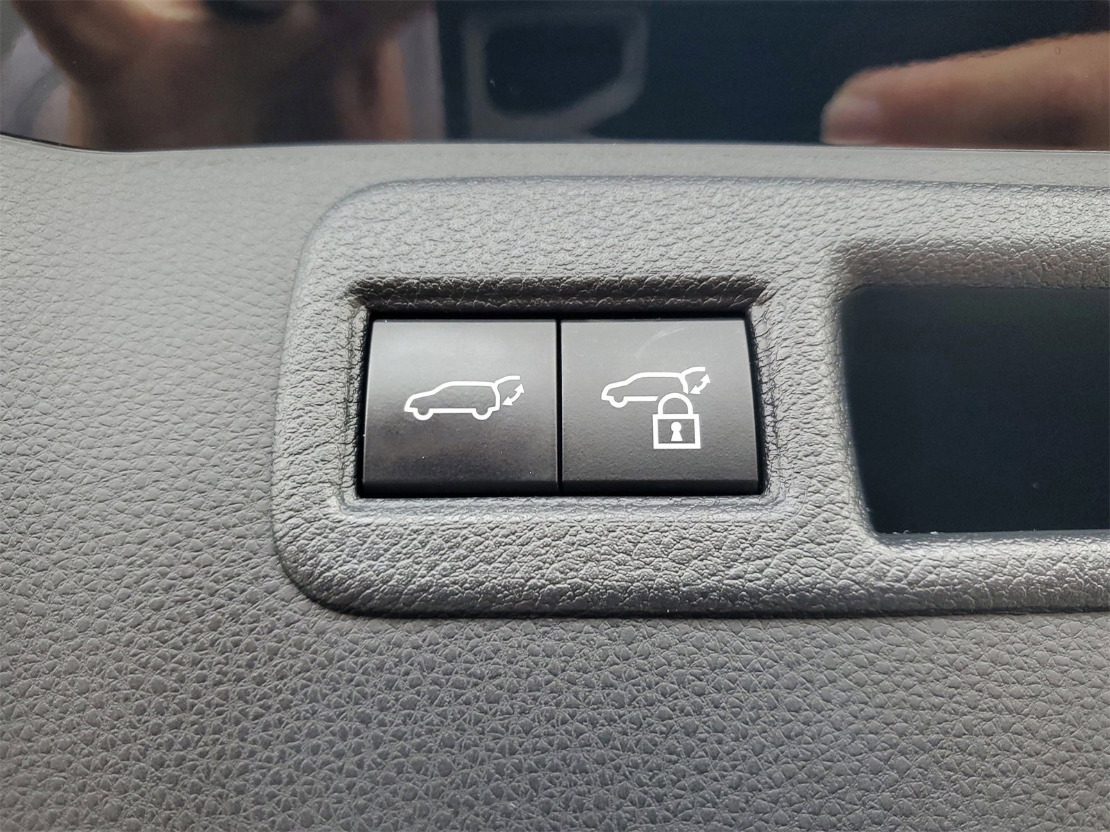 Used 2022 Toyota Venza LE image 9