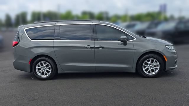 Used 2022 Chrysler Pacifica Touring-L FWD image 2