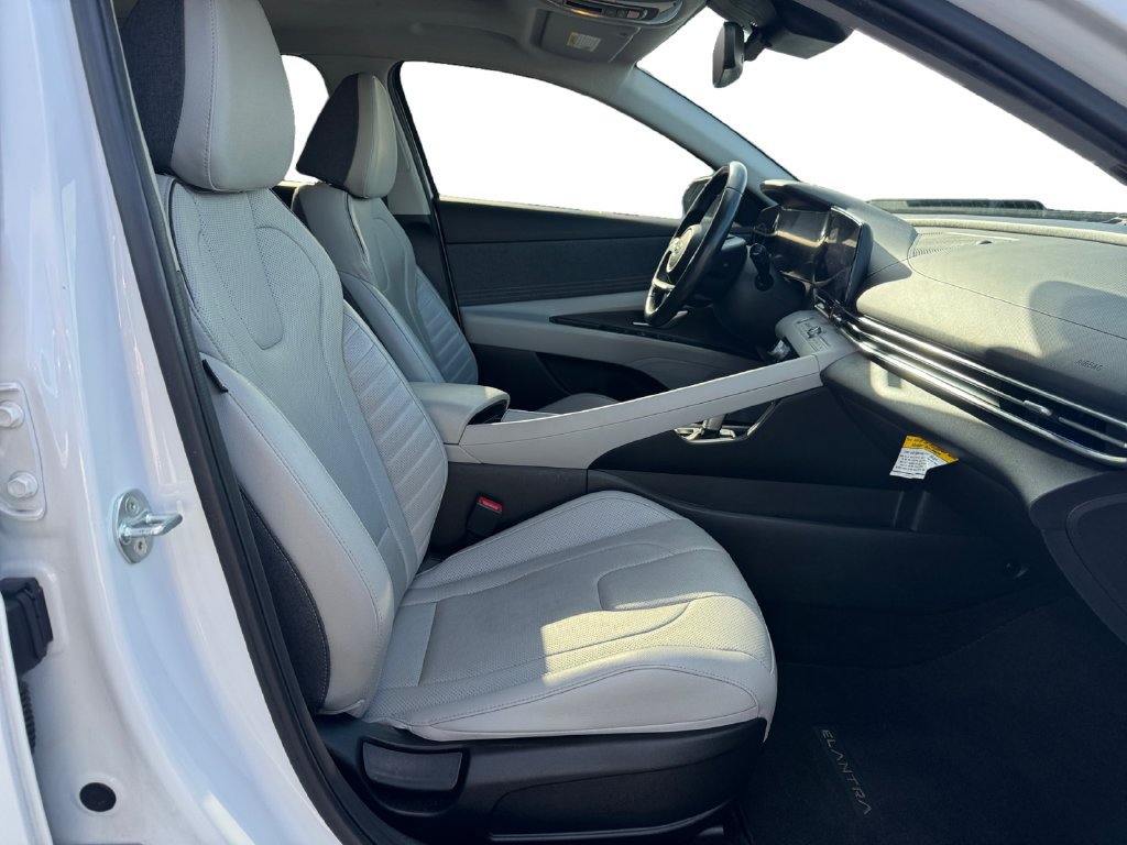 Used 2023 Hyundai Elantra Limited w/ Preferred Accessory Package FWD image 16