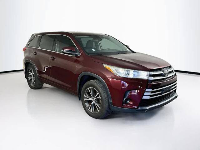Used 2018 Toyota Highlander LE w/ Carpet Mat Package (TMS) AWD/4WD image 24