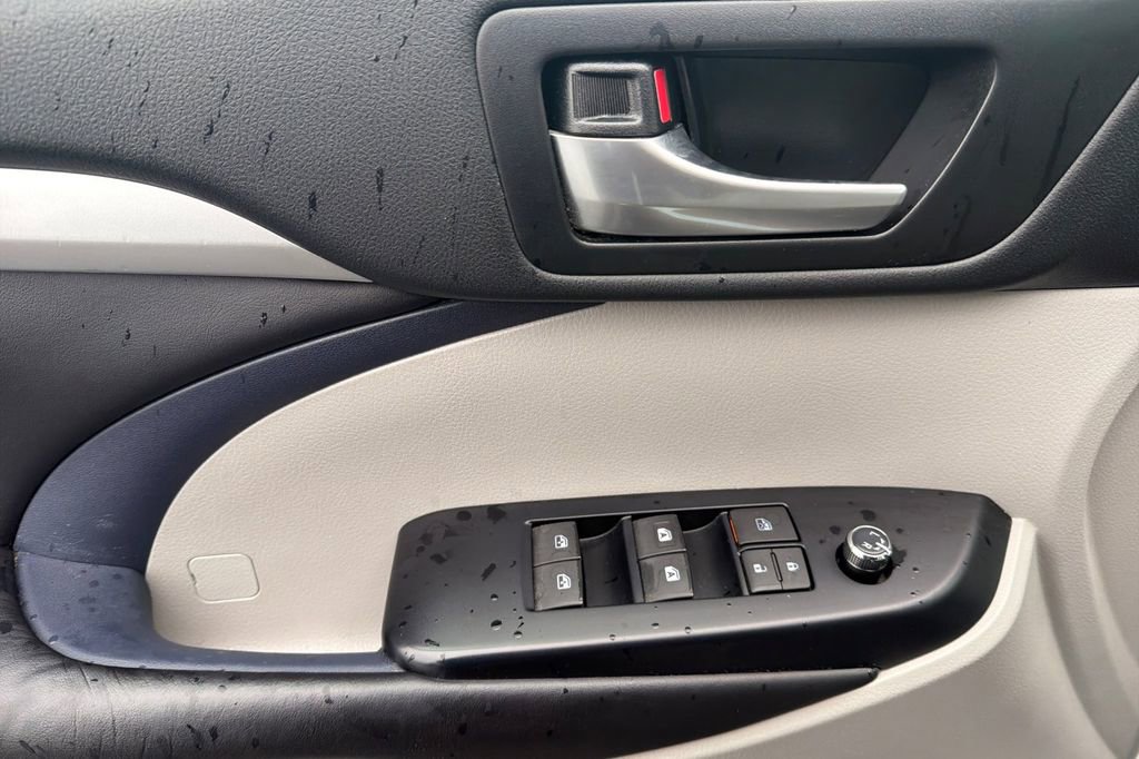 Used 2018 Toyota Highlander XLE image 10