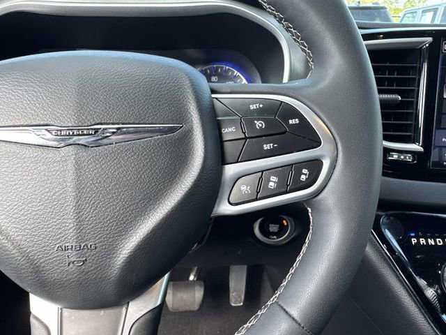 Used 2025 Chrysler Pacifica Select image 24
