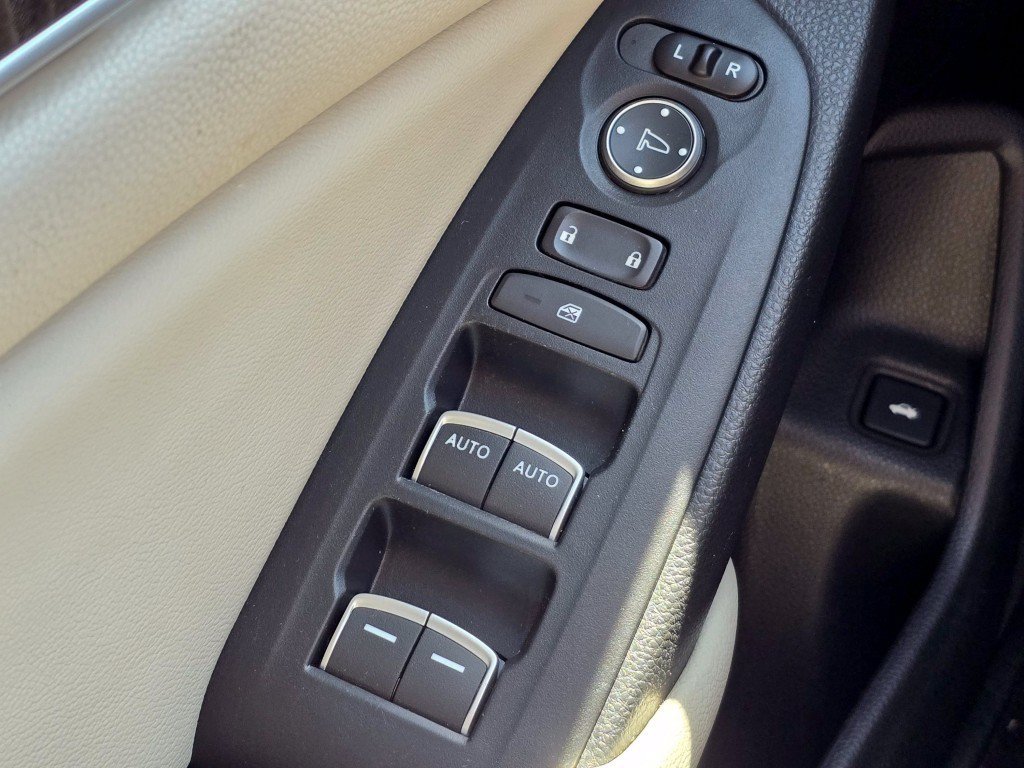 Used 2018 Honda Accord EX image 17