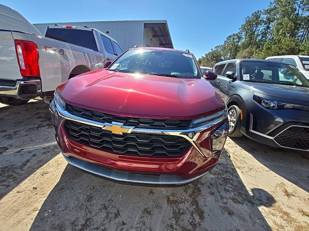 Used 2025 Chevrolet Trax LT w/ LT Convenience Package image 2