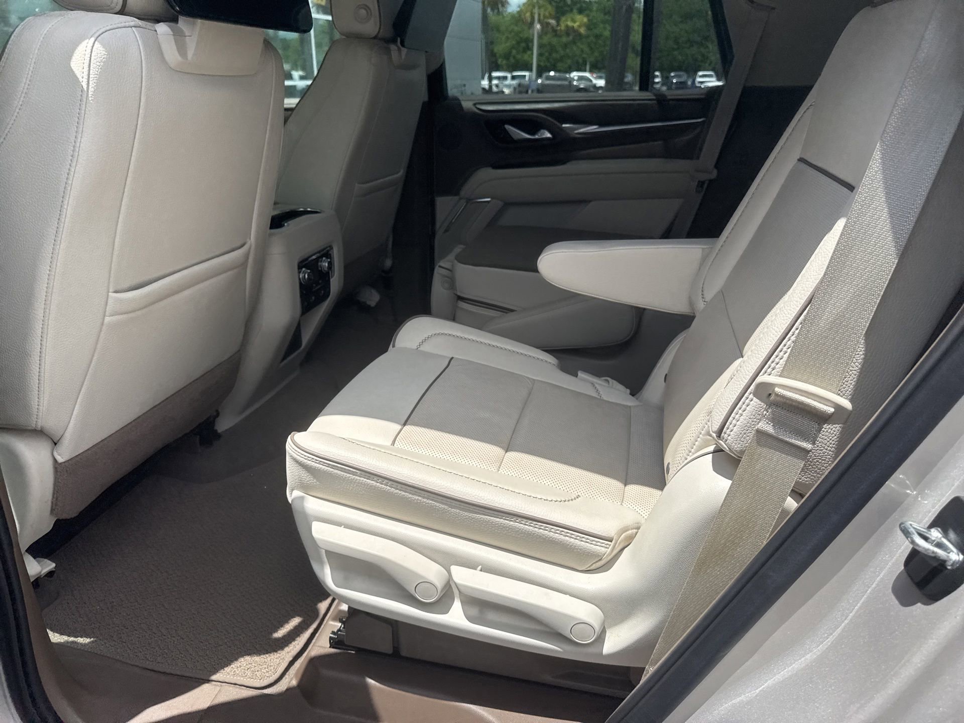 Used 2021 GMC Yukon Denali w/ Denali Premium Package AWD/4WD image 11