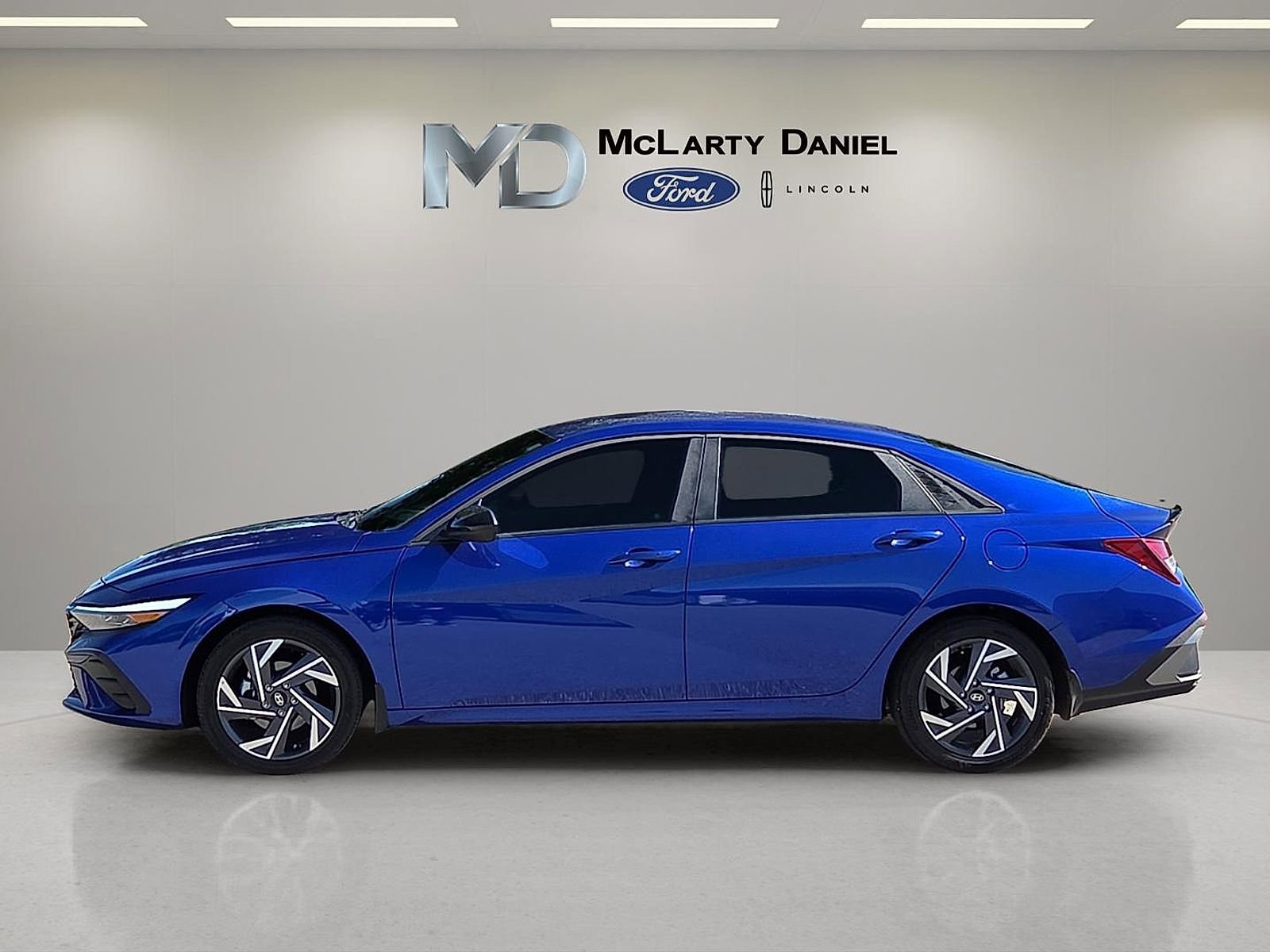 Used 2025 Hyundai Elantra Sport FWD image 3