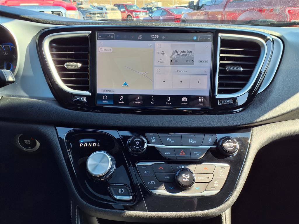 Used 2025 Chrysler Pacifica Limited image 16
