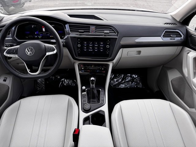 Used 2024 Volkswagen Tiguan SE w/ Panoramic Sunroof Package image 12