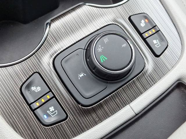 Used 2023 GMC Acadia SLT w/ Technology Package FWD image 24
