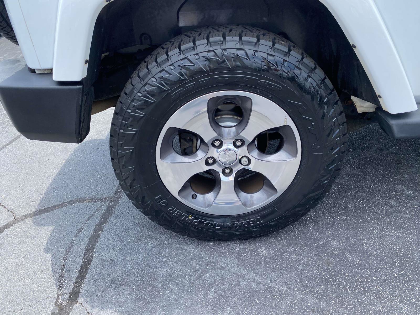 Used 2018 Jeep Wrangler Sahara w/ Connectivity Group AWD/4WD image 9
