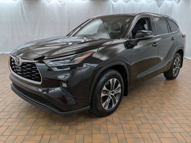 Used 2021 Toyota Highlander XLE AWD/4WD image 3