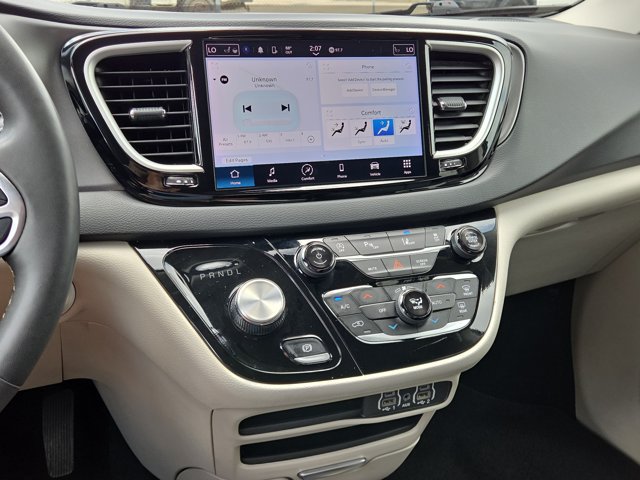 Used 2024 Chrysler Pacifica Touring-L FWD image 27