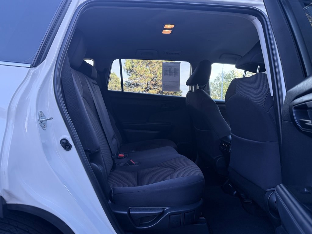 Used 2023 Toyota Highlander LE image 28