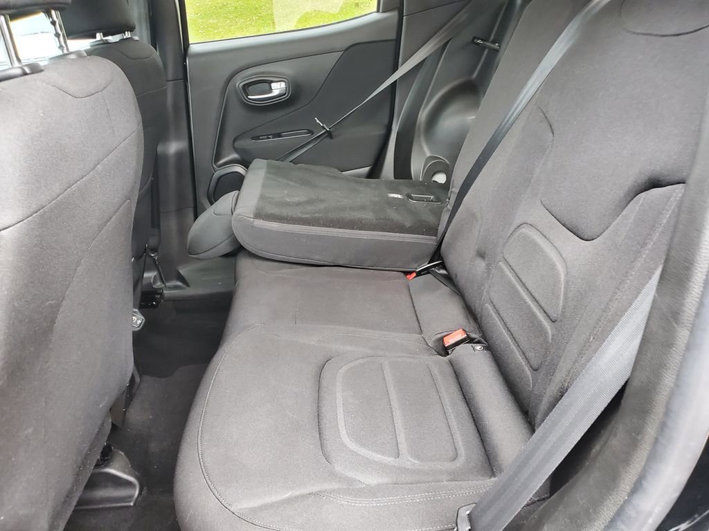 Used 2019 Jeep Renegade Latitude w/ Cold Weather Group image 9