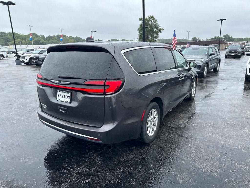 Used 2023 Chrysler Pacifica Touring-L FWD image 7