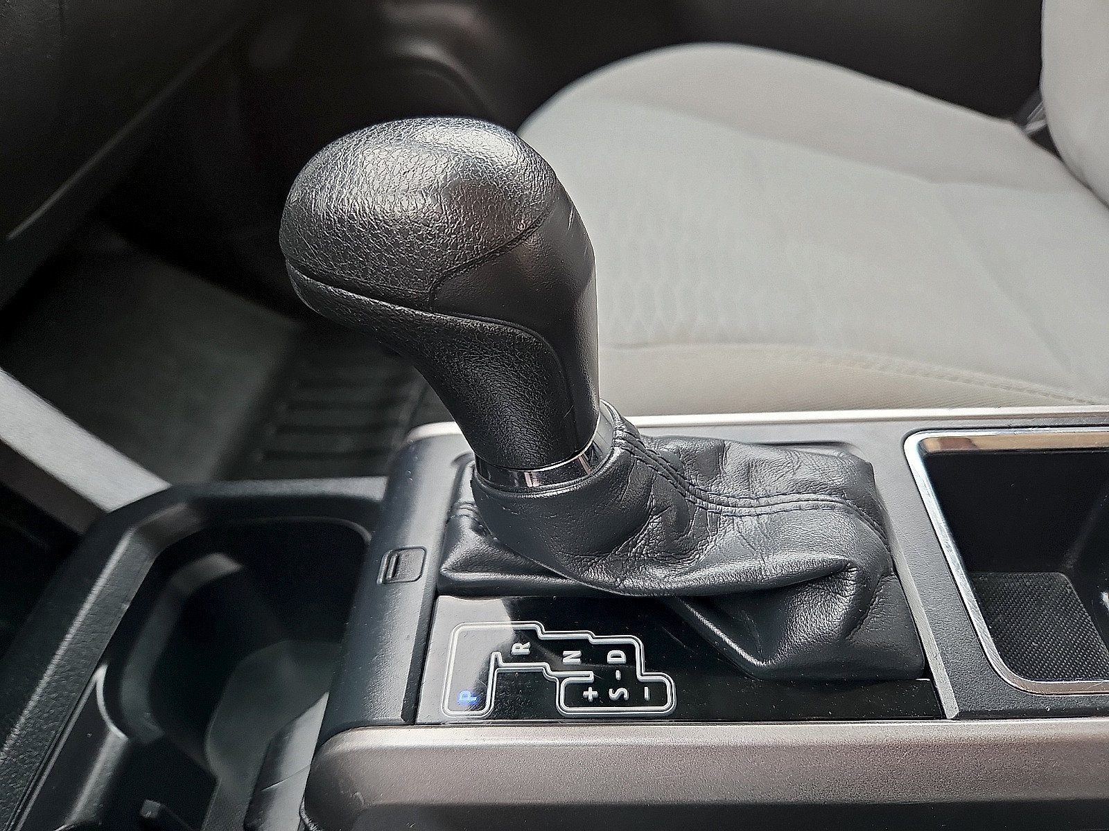 Used 2019 Toyota Tacoma SR5 AWD/4WD image 16