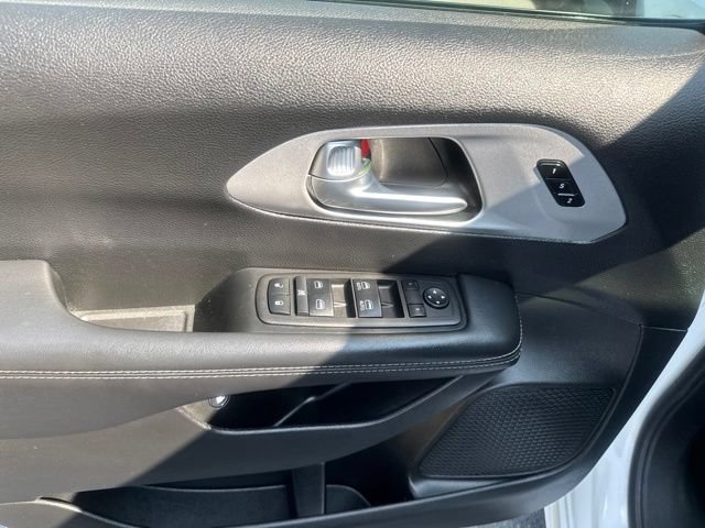 Used 2024 Chrysler Pacifica Limited FWD image 18