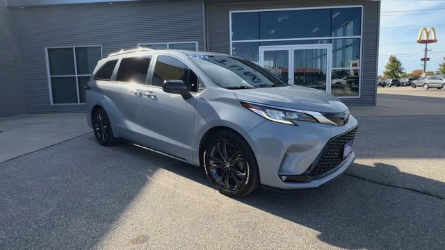 Used 2023 Toyota Sienna XSE w/ XSE Plus Package FWD image 2